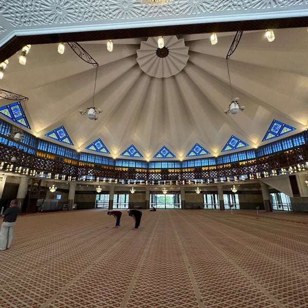 Foto diambil di Masjid Negara Malaysia oleh Ирина Е. pada 11/25/2023