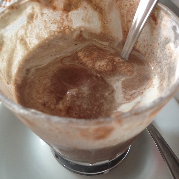 O café chocolate é maior do que parece. Quase um milk-shake.