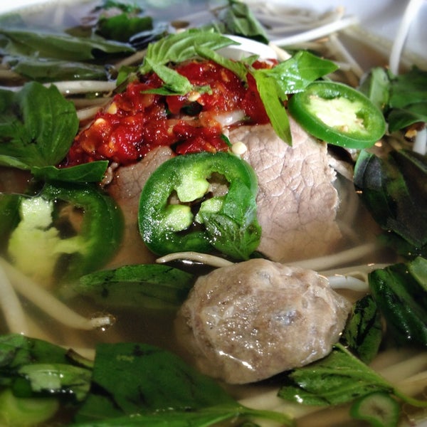 รูปภาพถ่ายที่ Pho Van Vietnamese Cuisine โดย Jim A. เมื่อ 1/24/2014