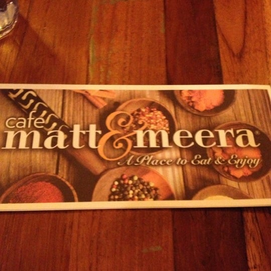 รูปภาพถ่ายที่ Matt &amp; Meera โดย Sidney W. เมื่อ 12/14/2012