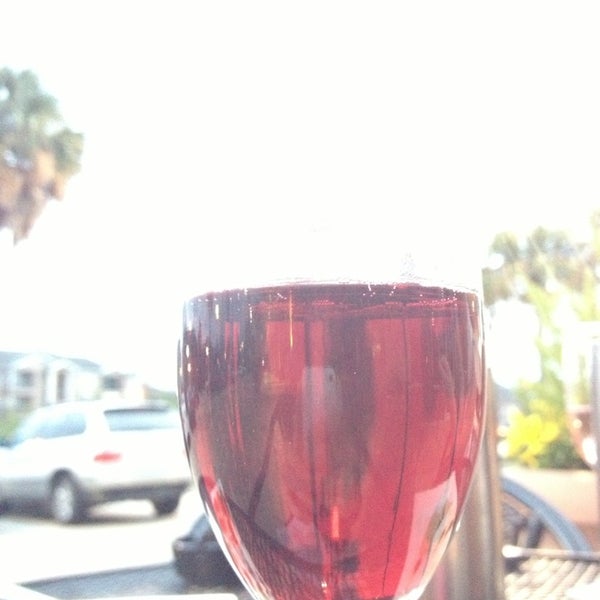 รูปภาพถ่ายที่ Absolve Wine Lounge โดย Aaron T. เมื่อ 2/25/2013