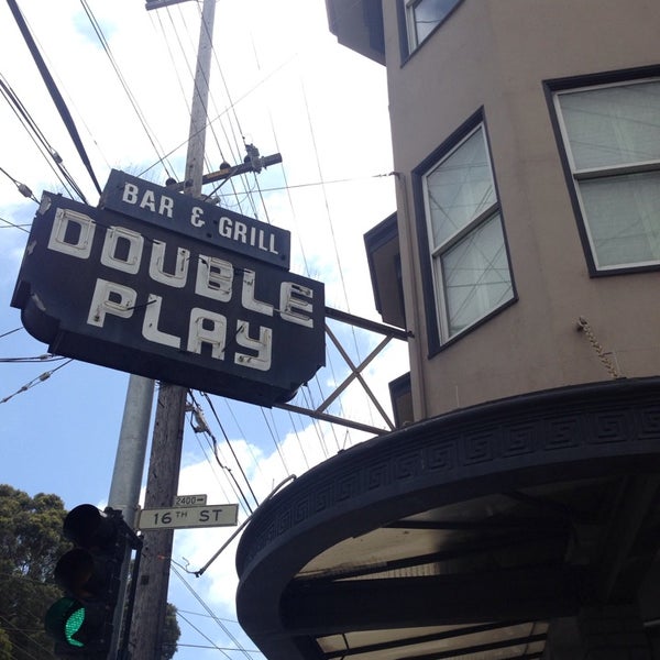 4/12/2014 tarihinde JP B.ziyaretçi tarafından Double Play Bar &amp; Grill'de çekilen fotoğraf