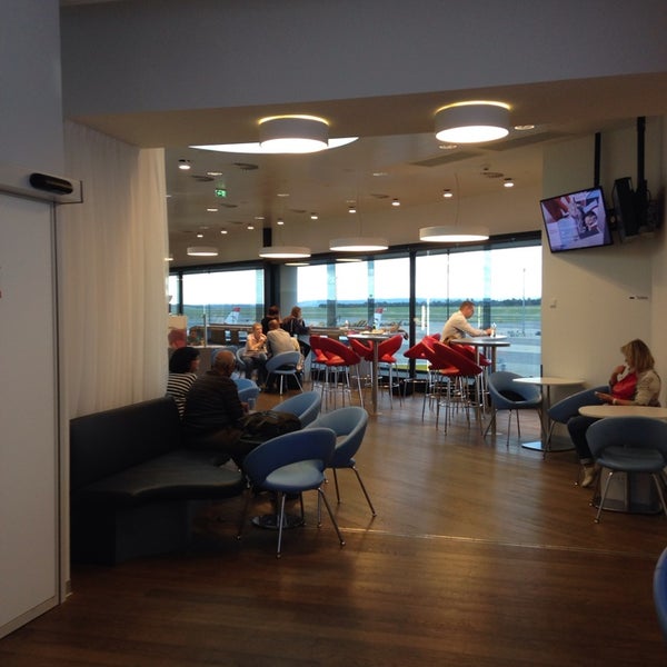 Photo taken at Austrian Airlines Business Lounge | Non-Schengen Area by Olga S. on 8/25/2014