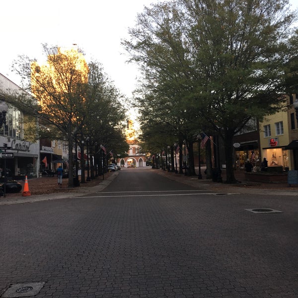 Foto diambil di Downtown Fayetteville oleh James G. pada 11/11/2015