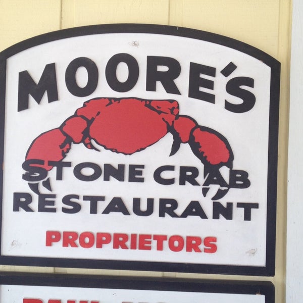 Foto tirada no(a) Moore&#39;s Stone Crab Restautant por Jason R. em 11/30/2013
