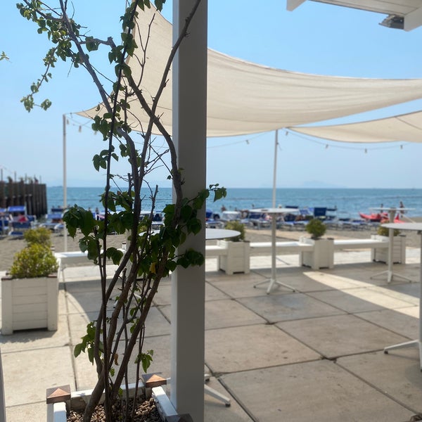 Foto diambil di Bagni d&#39;Arienzo Beach Club oleh Alshareef pada 7/22/2022
