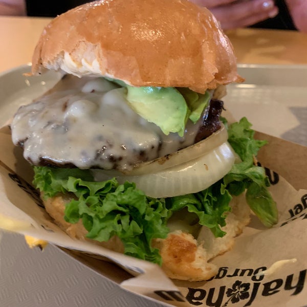 Foto tirada no(a) Mahaloha Burger por Yushi F. em 11/24/2018
