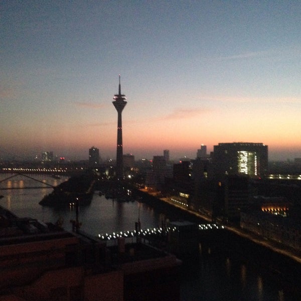 10/31/2015 tarihinde Jörg S.ziyaretçi tarafından INNSIDE Düsseldorf Hafen'de çekilen fotoğraf