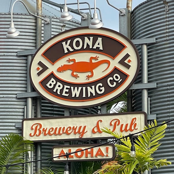 Photo taken at Kona Brewing Co. &amp; Brewpub by Jesus on 7/23/2023