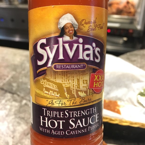 รูปภาพถ่ายที่ Sylvia&#39;s Restaurant โดย May C. เมื่อ 12/28/2018