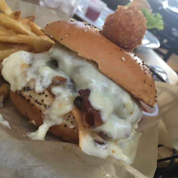 3/8/2015 tarihinde Jose T.ziyaretçi tarafından Mustard&#39;s Burger Shop &amp; Grill'de çekilen fotoğraf