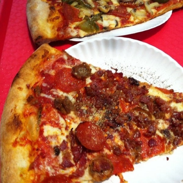 12/18/2013にMichelle G.がUnderground Pizzaで撮った写真