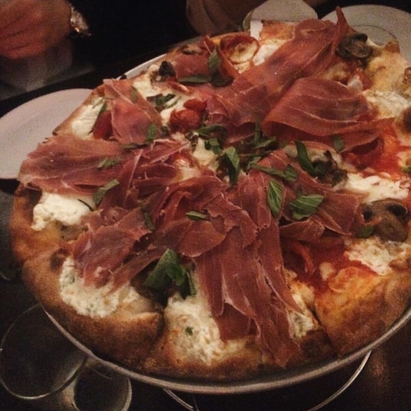 Снимок сделан в Harry&#39;s Italian Pizza Bar пользователем Michelle G. 9/30/2016