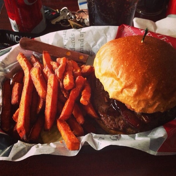 Das Foto wurde bei Burger Burger von Michelle G. am 3/3/2014 aufgenommen