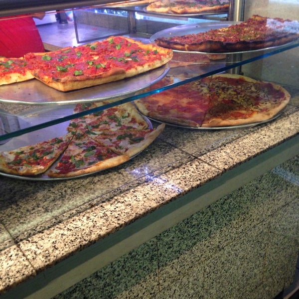 Foto tirada no(a) Underground Pizza por Michelle G. em 2/5/2014