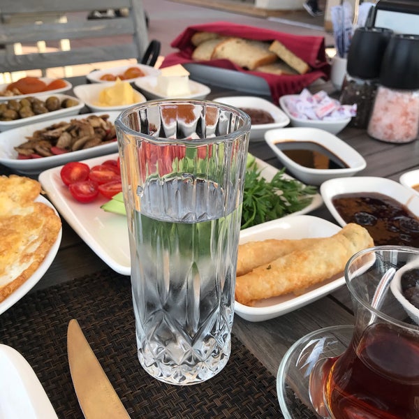 รูปภาพถ่ายที่ Denizatı Restaurant &amp; Bar โดย Teslime K. เมื่อ 11/8/2018