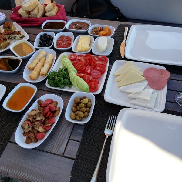 รูปภาพถ่ายที่ Denizatı Restaurant &amp; Bar โดย Teslime K. เมื่อ 10/29/2018