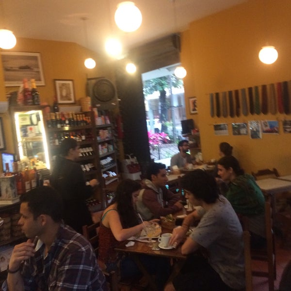 Photo taken at Maya Café by Marcus Vinicius C. on 9/13/2015