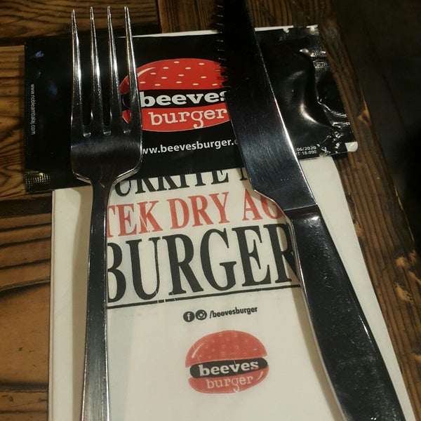 Снимок сделан в Beeves Burger пользователем FaruK E. 4/18/2019