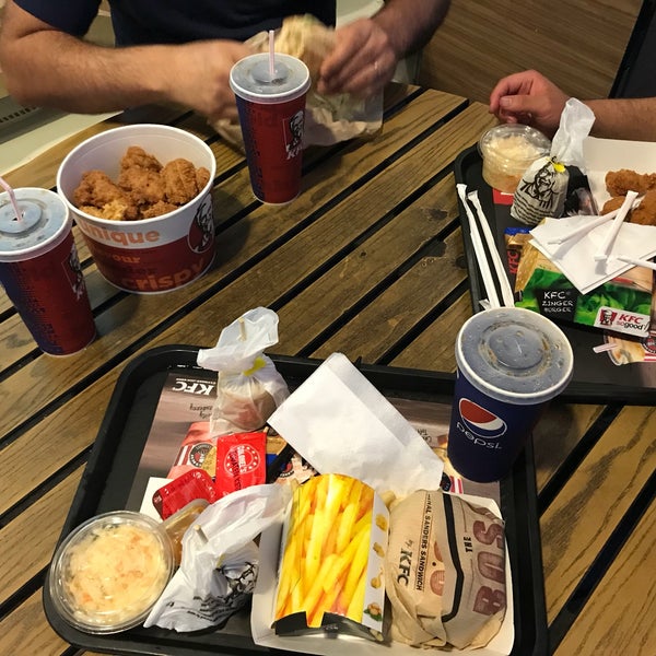 Foto tirada no(a) Kentucky Fried Chicken por Abdullah D. em 6/19/2018
