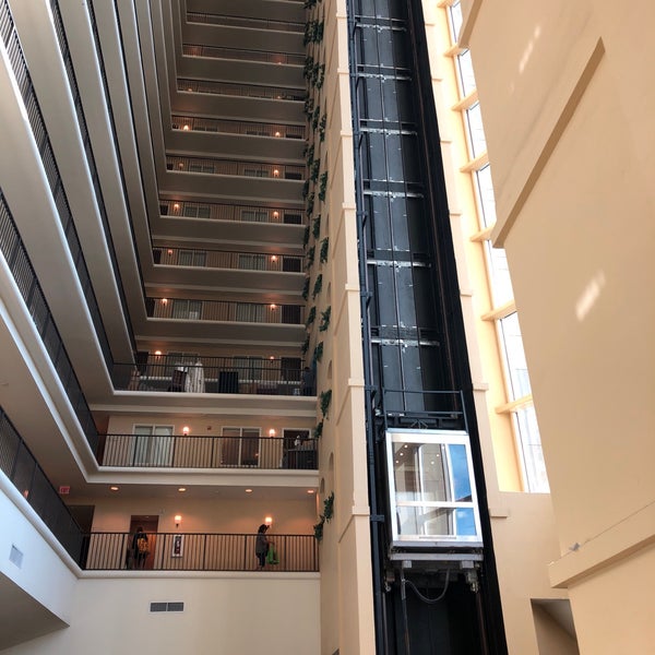 Foto diambil di Embassy Suites by Hilton oleh Rachel P. pada 2/8/2018