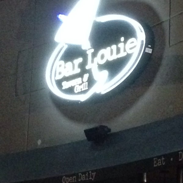 10/6/2013 tarihinde Whiskey G.ziyaretçi tarafından Bar Louie'de çekilen fotoğraf