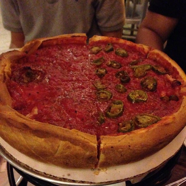 รูปภาพถ่ายที่ Patxi’s Pizza โดย Jamie J. เมื่อ 11/19/2014