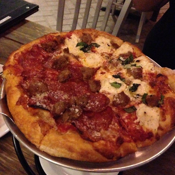 Foto tirada no(a) Patxi’s Pizza por Jamie J. em 11/19/2014