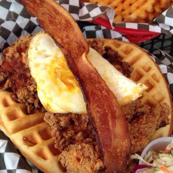 Das Foto wurde bei Butter And Zeus Waffle Sandwiches von Jamie J. am 5/29/2015 aufgenommen