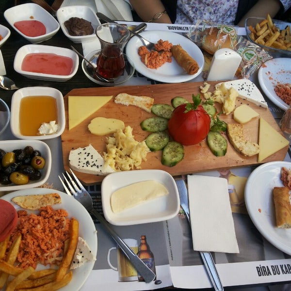 รูปภาพถ่ายที่ Şat Pub โดย Serbay Ö. เมื่อ 9/29/2013