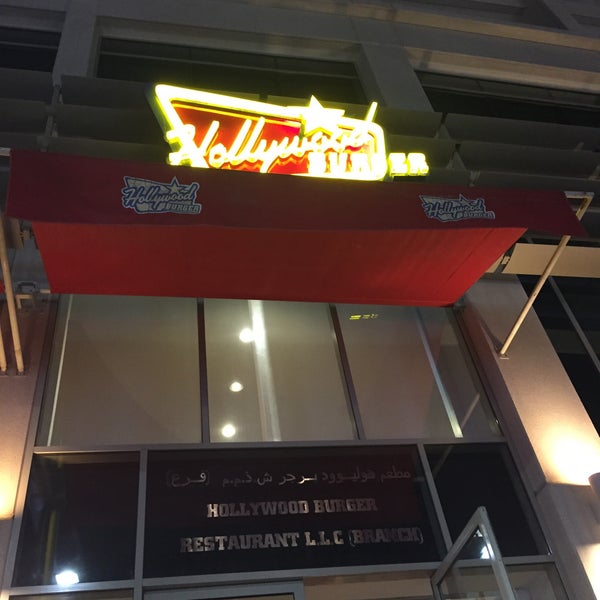 Photo taken at Hollywood Burger هوليوود برجر by Abdulla B. on 3/22/2015