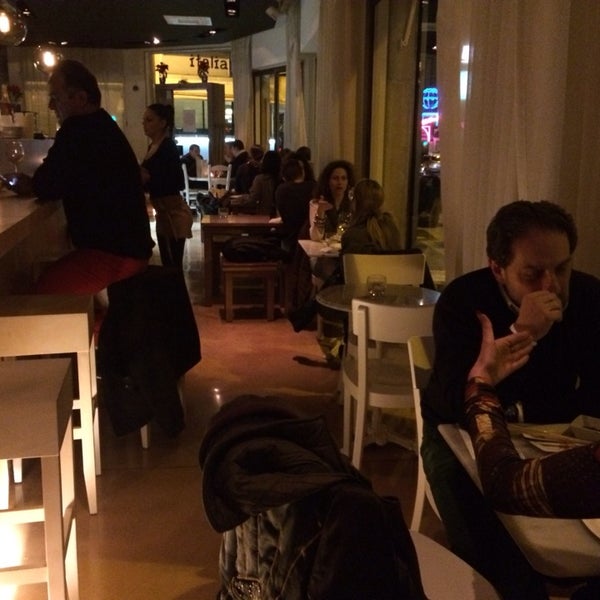 Foto scattata a Zhero Star Sushi Bar &amp; Coffee da Daniel C. il 1/25/2014