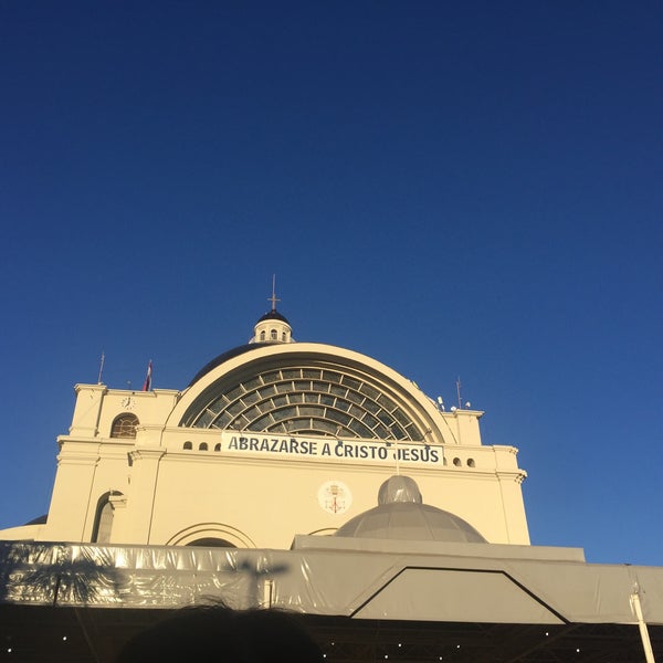 Foto diambil di Basílica de la Virgen de Caacupé oleh Zunilda A. pada 8/12/2018