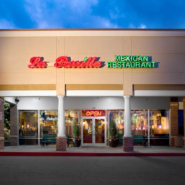 Das Foto wurde bei La Parrilla Mexican Restaurant von La Parrilla Mexican Restaurant am 10/15/2015 aufgenommen