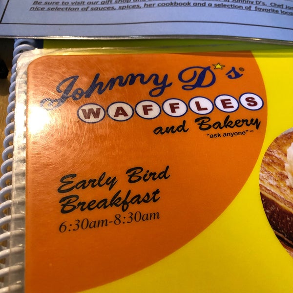 รูปภาพถ่ายที่ Johnny D&#39;s Waffles and Bakery โดย Jonathan U. เมื่อ 1/26/2021