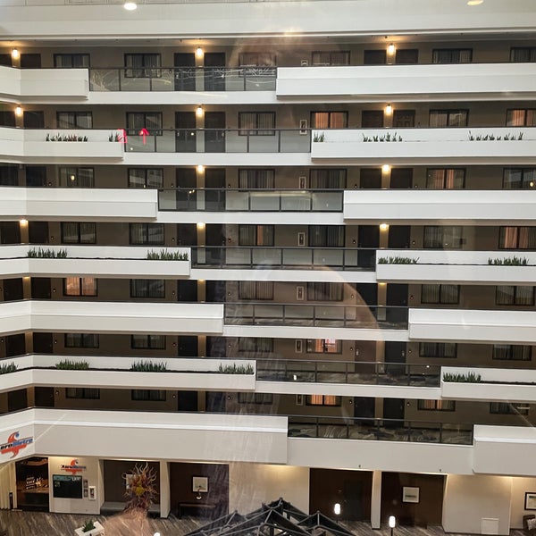 Foto scattata a Embassy Suites by Hilton da Jonathan U. il 3/8/2022