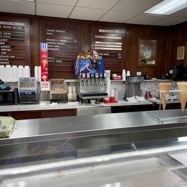 Foto diambil di Kirk&#39;s Ice Cream Parlor oleh Jonathan U. pada 9/28/2022
