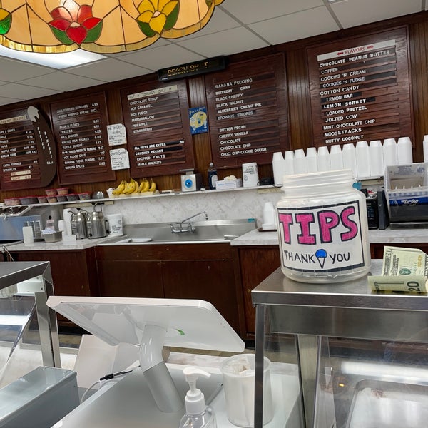 Foto diambil di Kirk&#39;s Ice Cream Parlor oleh Jonathan U. pada 9/28/2022