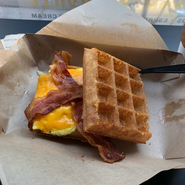 รูปภาพถ่ายที่ Wicked Waffle โดย Jonathan U. เมื่อ 6/6/2019