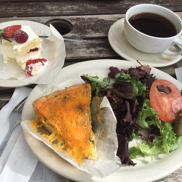3/15/2015 tarihinde Melissa Y.ziyaretçi tarafından Amandine Patisserie Cafe Brentwood'de çekilen fotoğraf