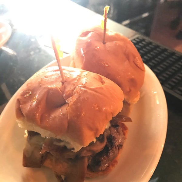 Foto scattata a Flipside Burgers &amp; Bar da Amy K. il 3/15/2021