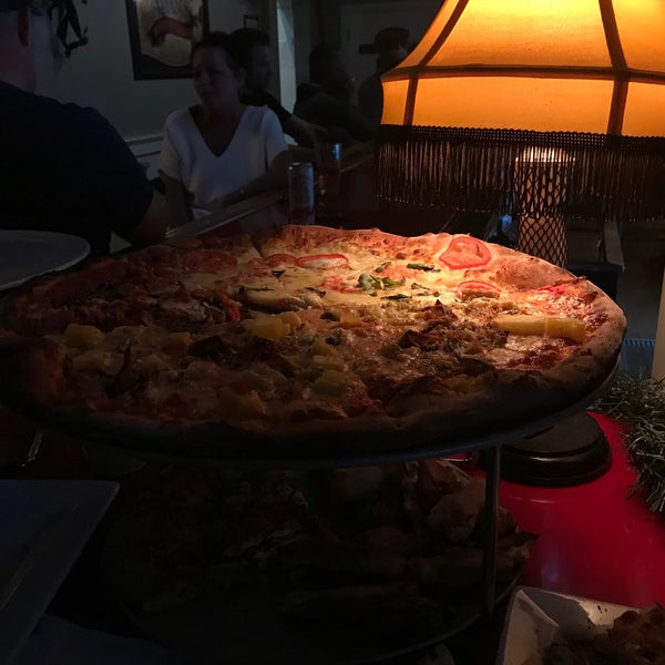 6/13/2021 tarihinde Amy K.ziyaretçi tarafından Fire Engine Pizza Company'de çekilen fotoğraf