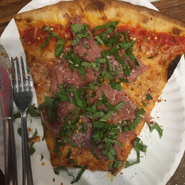 5/13/2018 tarihinde Allan M.ziyaretçi tarafından Five Points Pizza'de çekilen fotoğraf
