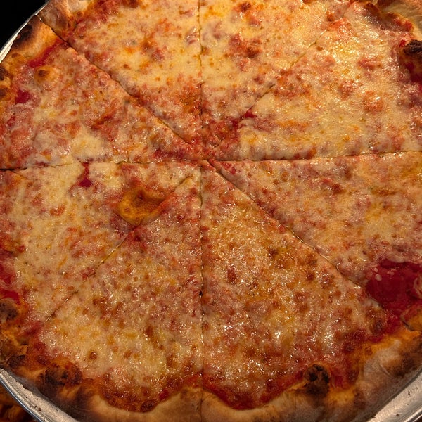Das Foto wurde bei Pizza &amp; Brew Scarsdale von Dellz am 5/14/2023 aufgenommen