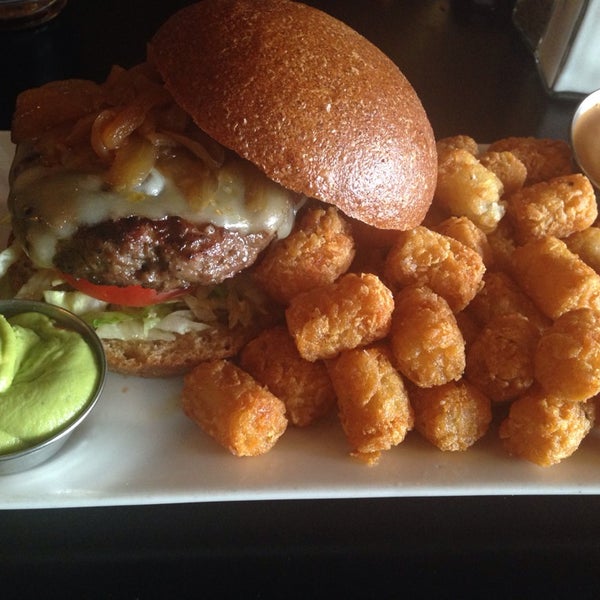รูปภาพถ่ายที่ The Burger Bistro โดย Dellz เมื่อ 6/21/2014