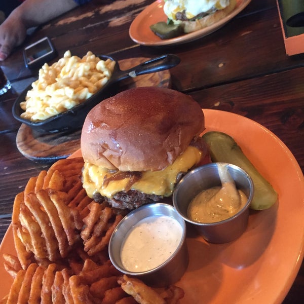 Photo taken at Burger Club by Dellz on 4/30/2016
