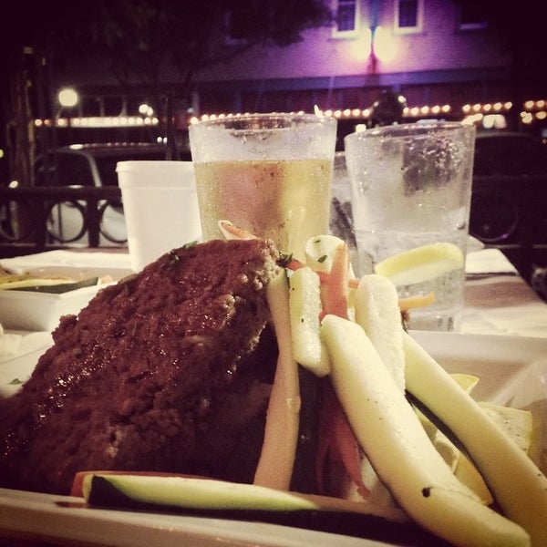 8/2/2014 tarihinde Sean P.ziyaretçi tarafından Vellos Historic Brickstreet Grill'de çekilen fotoğraf