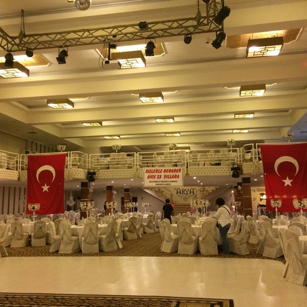 Das Foto wurde bei Salon Arya Düğün Salonu von Sevgi A. am 10/24/2017 aufgenommen