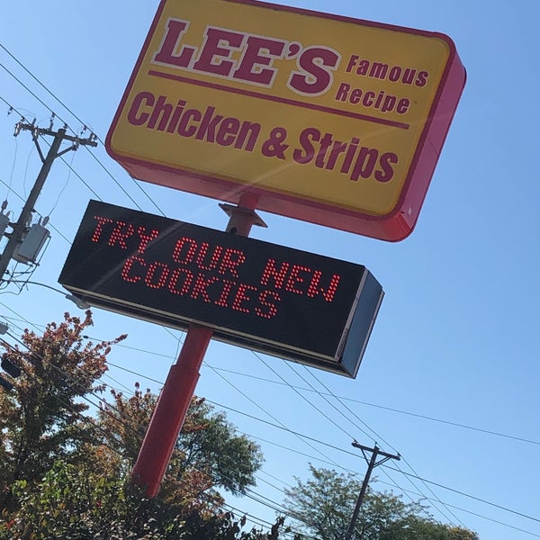 Photo taken at Lee&#39;s Famous Recipe Chicken by tonya d. on 10/12/2019