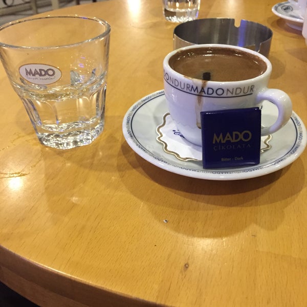 Foto tirada no(a) Mado Cafe por Emrah 🏦 em 11/9/2015